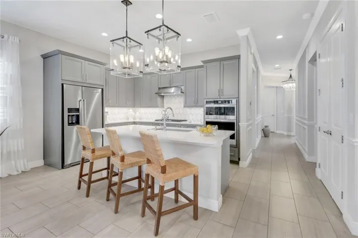 9052  Saint Lucia  DR, Naples, FL 34114