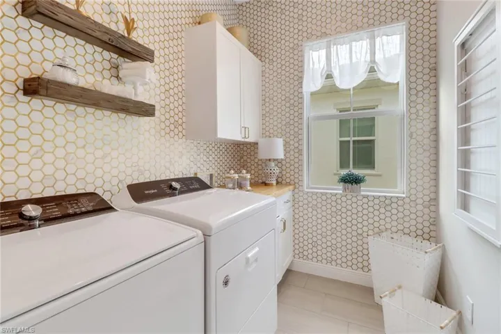 9052  Saint Lucia  DR, Naples, FL 34114