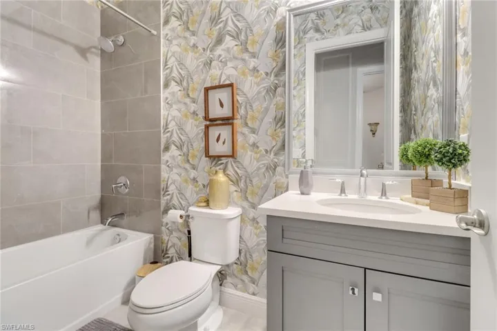 9052  Saint Lucia  DR, Naples, FL 34114