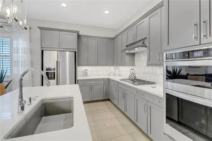 9052  Saint Lucia  DR, Naples, FL 34114