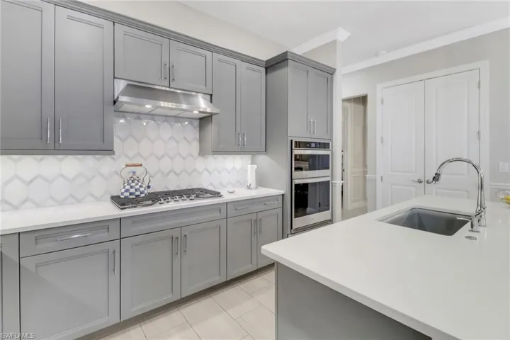 9052  Saint Lucia  DR, Naples, FL 34114