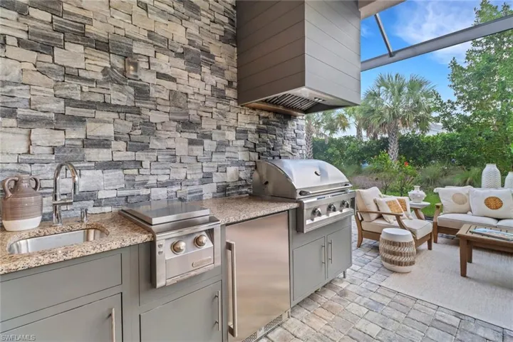 9052  Saint Lucia  DR, Naples, FL 34114