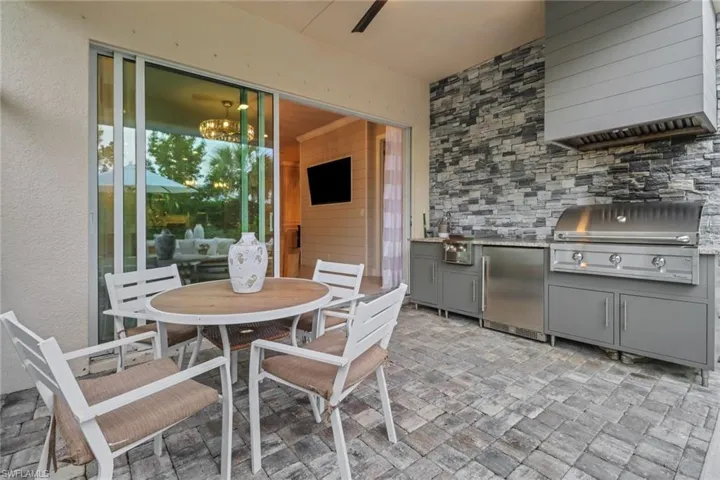 9052  Saint Lucia  DR, Naples, FL 34114