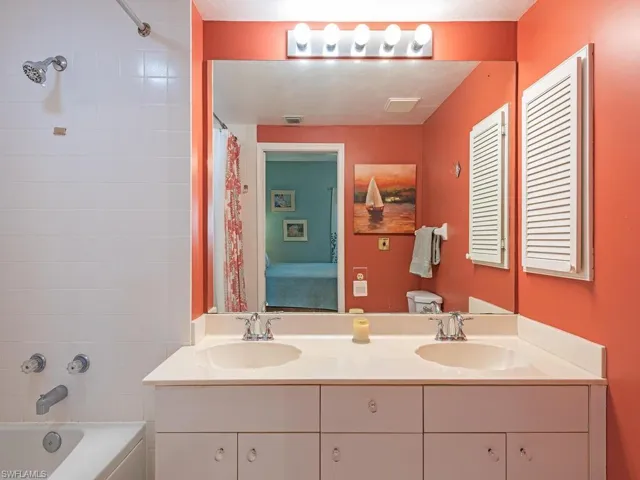 Owner's ensuite bathroom