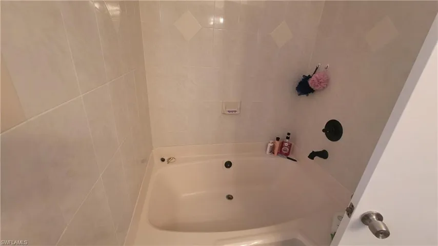 Master bathroom with tiled shower / bath