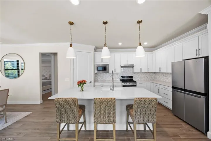 Large Island w/Quartz Counters