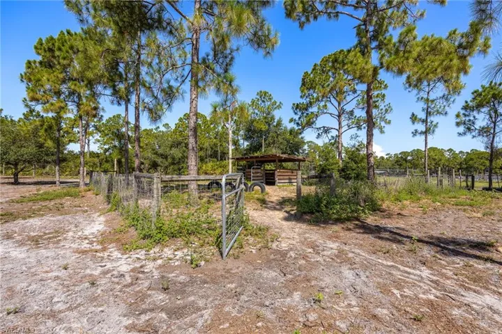 2 Smaller stables for smaller livestock