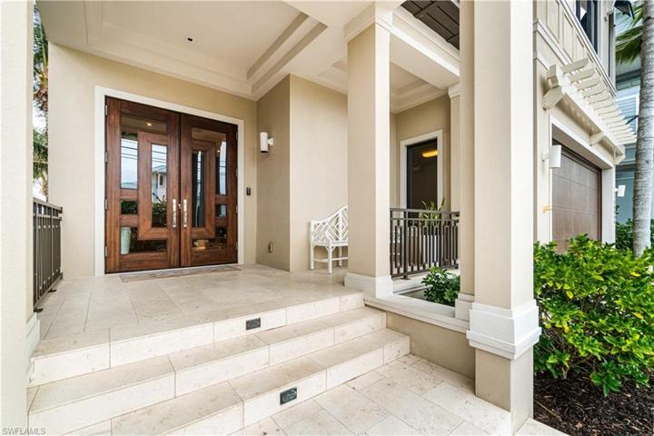 Beautiful front entrance allowing for only a few steps.