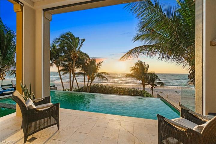 The Best seat in the House. Beautiful Beach front Living
