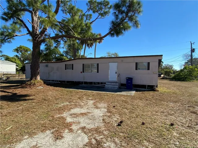 Manufactured / mobile home with entry steps
