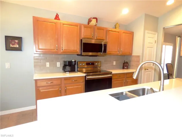 Quartz countersStainless appliances