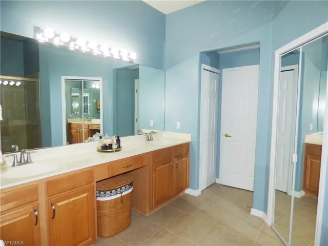 Bathroom/Plenty of cabinet space