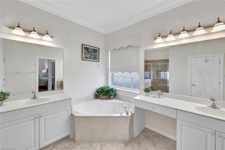 16208 Parque Ln, Naples, Florida 34110