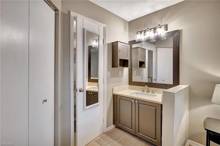 Vanity/Sink area