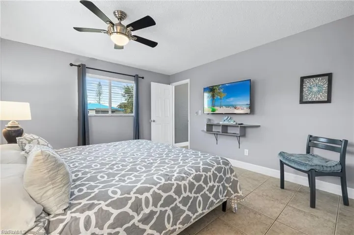 1015 Se 25th Ln, Cape Coral, Florida 33904