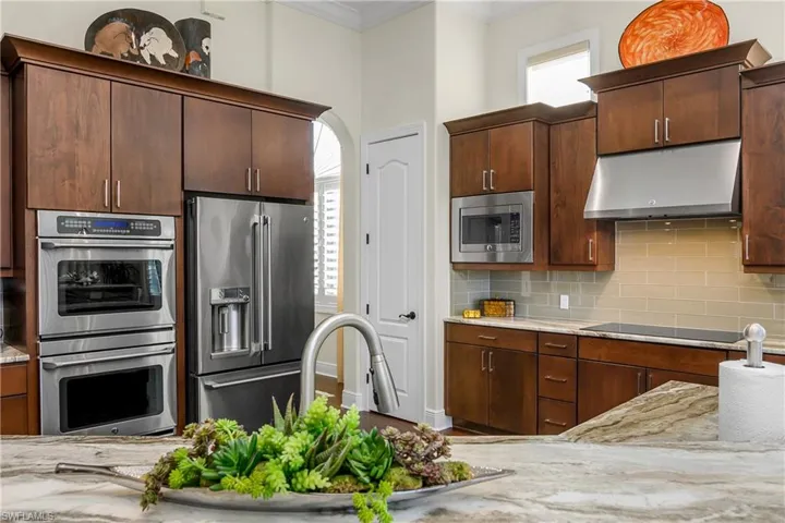 9413  Napoli  LN, Naples, FL 34113
