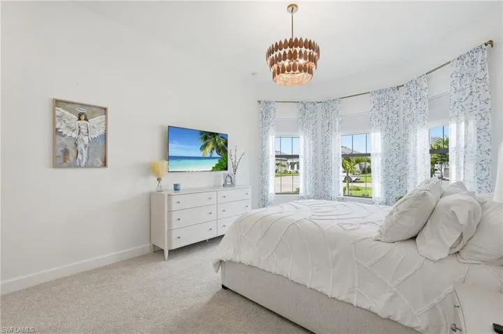 Bed 2 with Bay Window