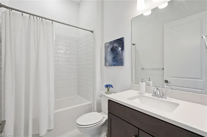 Bath 2- Ensuite Bathroom with Tub/Shower.