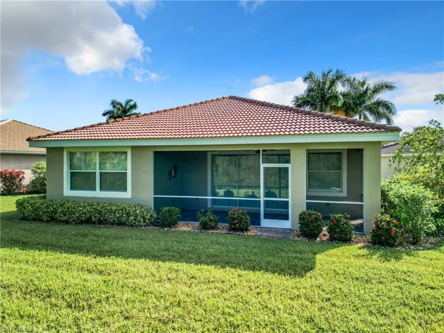 View of front facade with a front yard