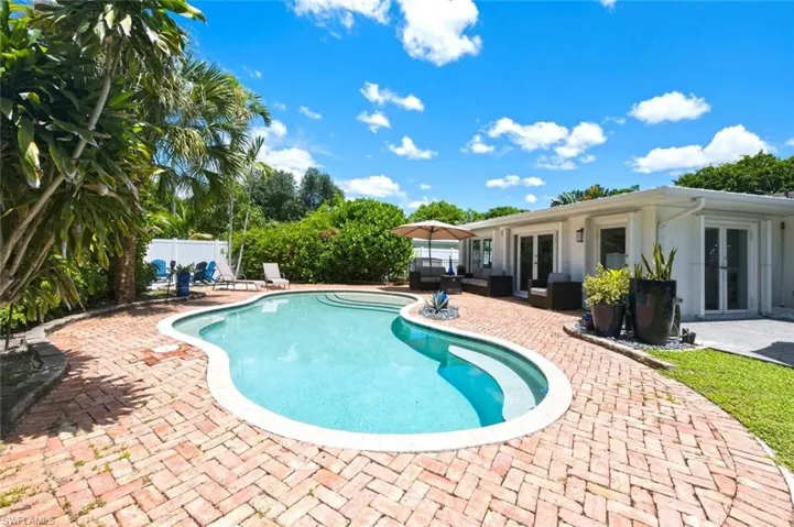 1274 Pine Ct, Naples, Florida 34102