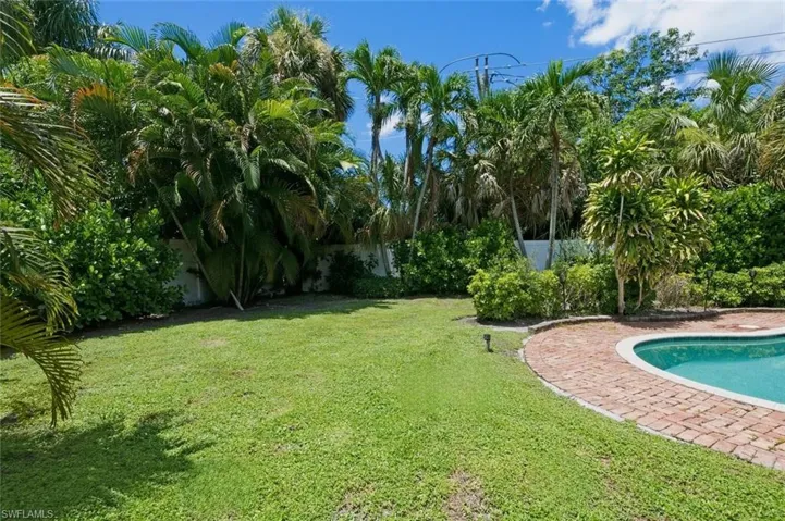 1274 Pine Ct, Naples, Florida 34102