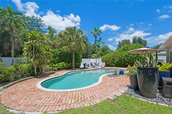 1274 Pine Ct, Naples, Florida 34102