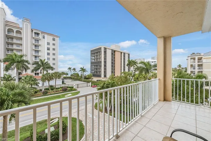 9566 Gulf Shore Dr 201, Naples, Florida 34108