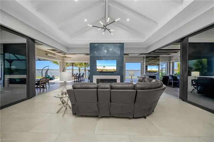 With zero-corner sliders and pocketing doors fully open, the interior and expansive lanai blend effortlessly into one incredible indoor-outdoor living space.