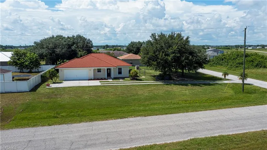 View of front facade with a front lawn