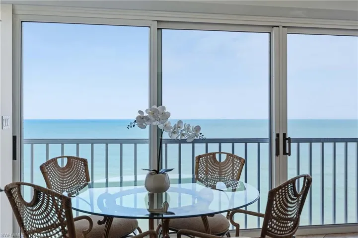 Open the slider for Dining al Fresco
