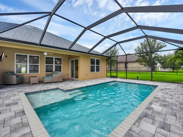 Pool with sun shelf & bubblers