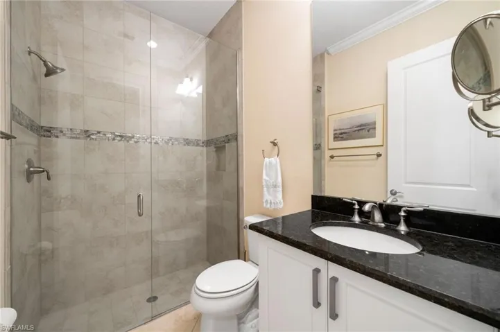 Bath 2 (hallway access)