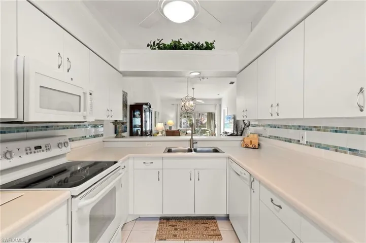 10170  Regent  CIR, Naples, FL 34109
