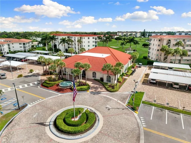 Bird's eye view of apartment complex / building