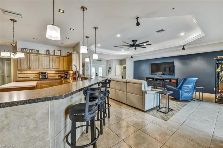 Breakfast Bar/Family Room