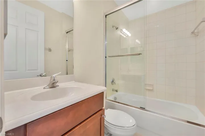 Full bath outside of the 2 guest bedrooms.