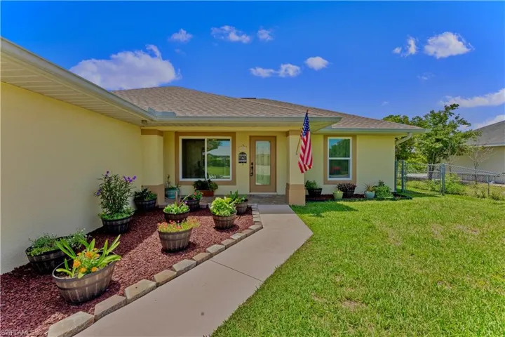 View of front of house featuring a front yard