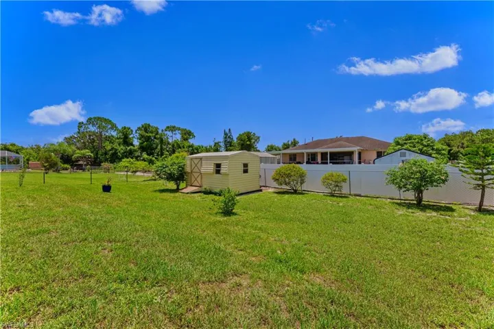 View of yard featuring an outdoor structure
