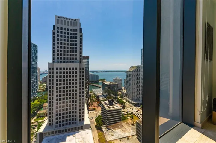 68 SE 6TH  ST, Miami, FL 33131