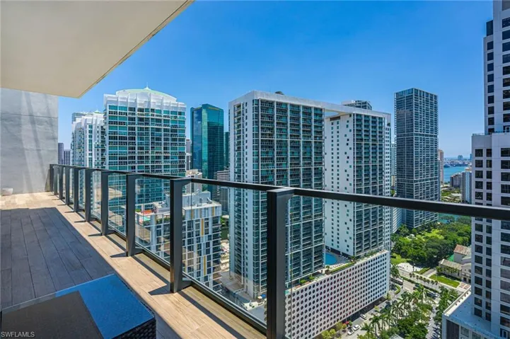 68 SE 6TH  ST, Miami, FL 33131