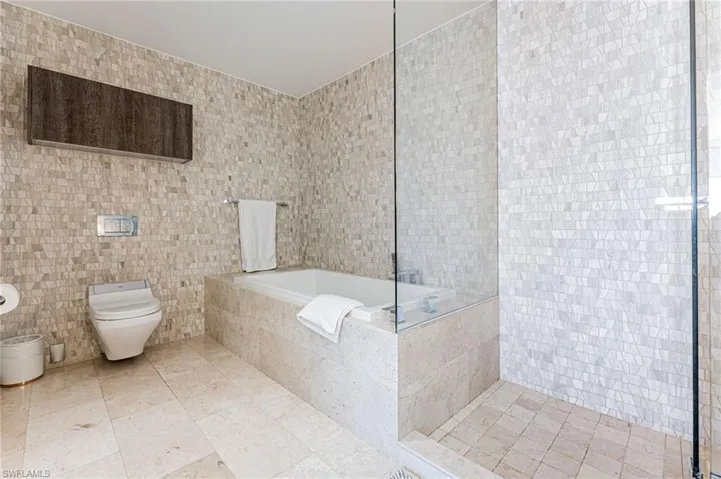68 SE 6TH  ST, Miami, FL 33131