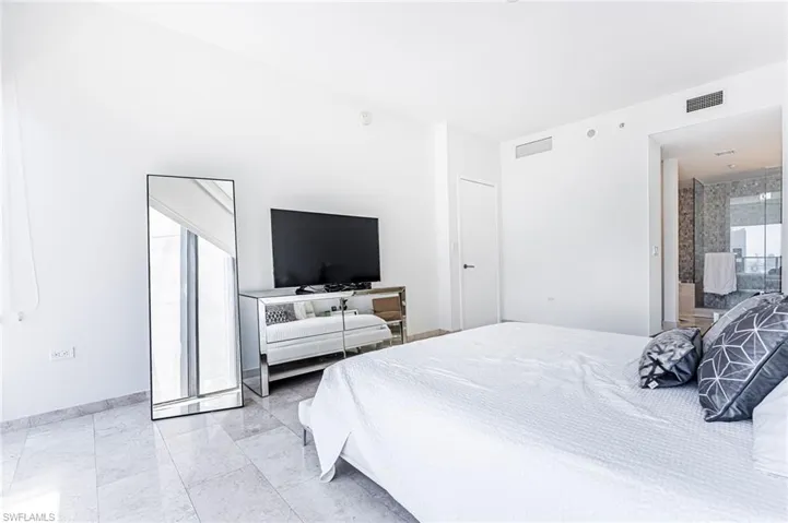 68 SE 6TH  ST, Miami, FL 33131
