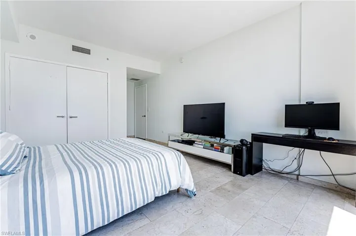68 SE 6TH  ST, Miami, FL 33131