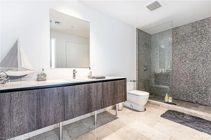 68 SE 6TH  ST, Miami, FL 33131