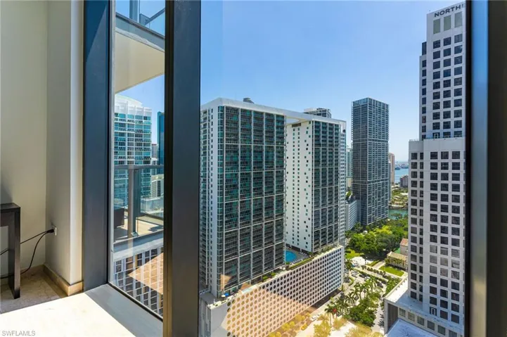 68 SE 6TH  ST, Miami, FL 33131