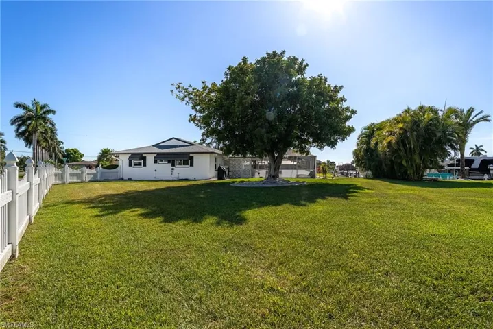 2025 SE 39th  ST, Cape Coral, FL 33904