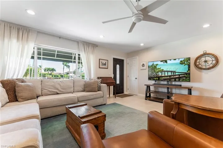 2025 SE 39th  ST, Cape Coral, FL 33904