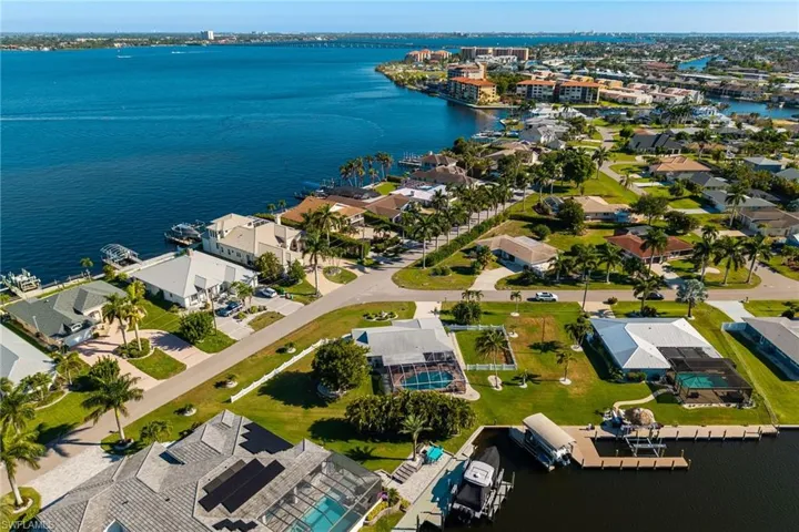 2025 SE 39th  ST, Cape Coral, FL 33904