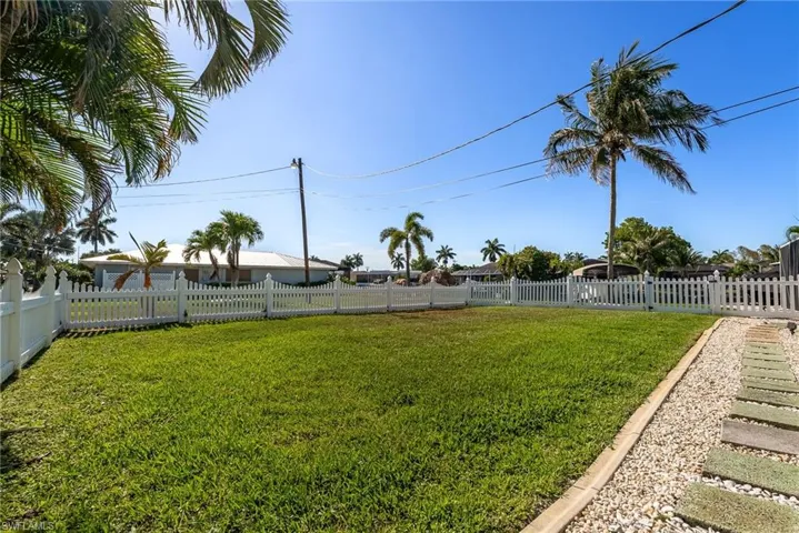 2025 SE 39th  ST, Cape Coral, FL 33904