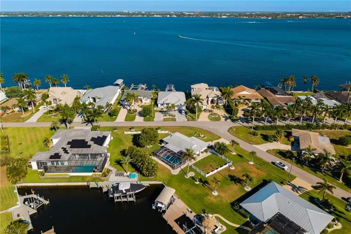 2025 SE 39th  ST, Cape Coral, FL 33904